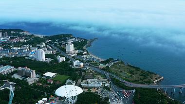 4k航拍大连滨海西路海上云雾沿海城市风光视频的预览图