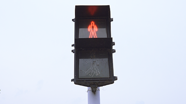 4k实拍城市人行道红灯视频的预览图