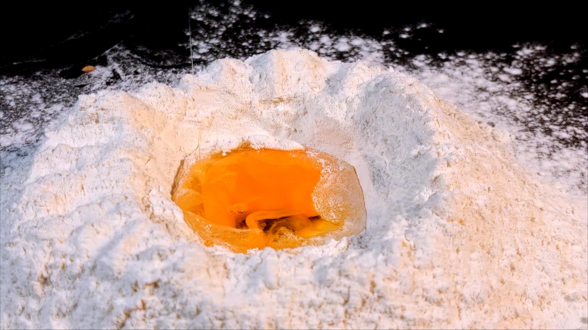 4K拍摄加入鸡蛋和面粉面团摆拍视频的预览图