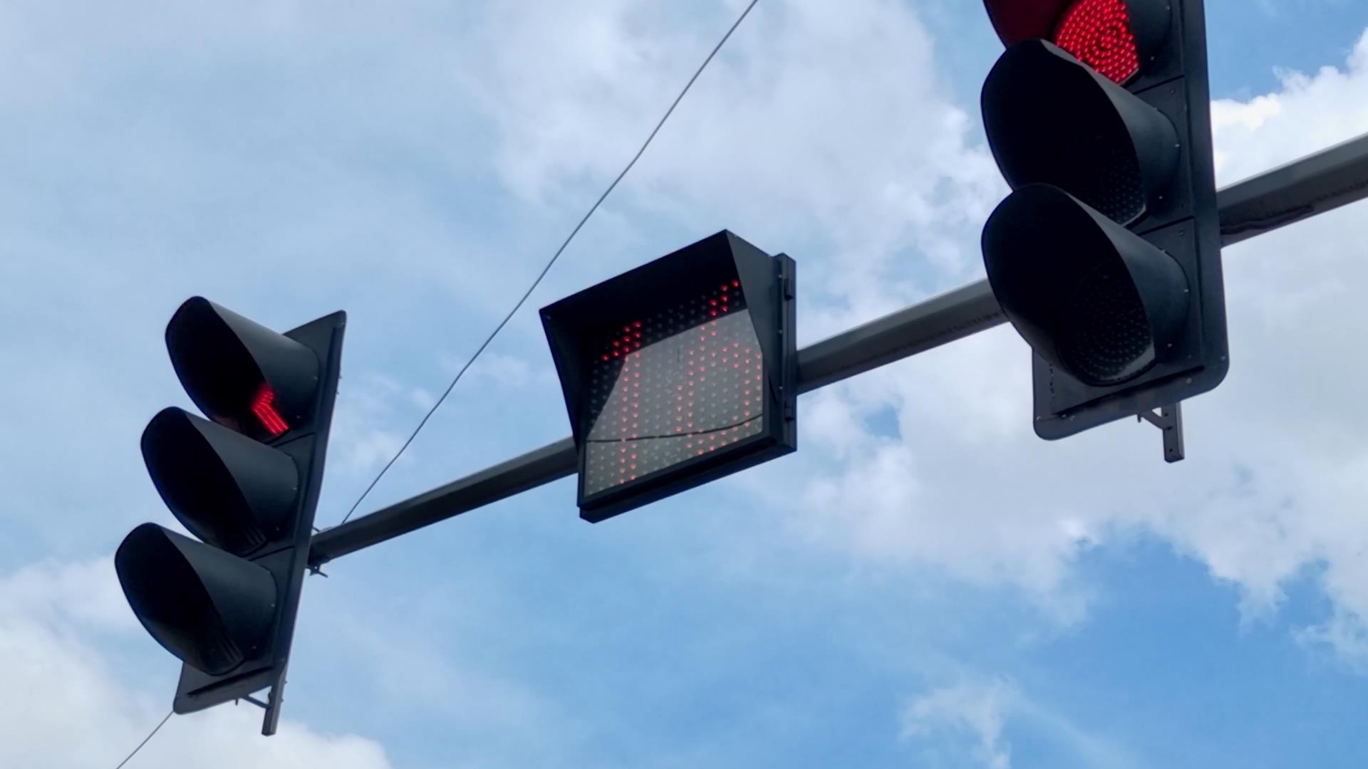 4K拍摄城市交通红灯红路灯交通信号视频的预览图