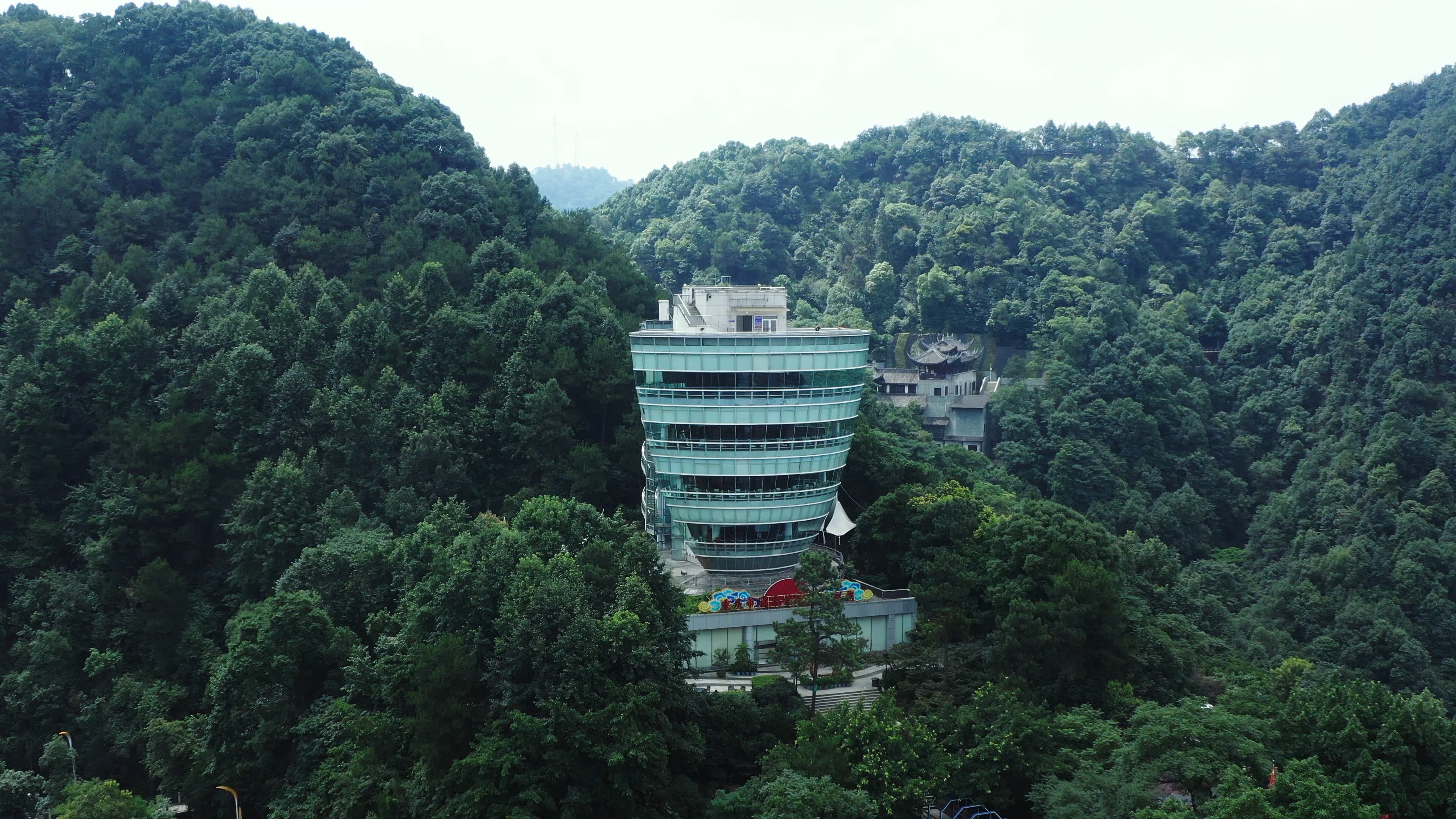 4k航拍重庆网红南山一棵树观景台旅游观光视频的预览图