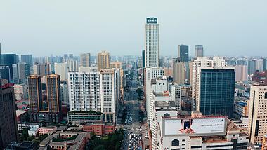 4k航拍沈阳南京北街交通车流城市建设车流车水马龙视频的预览图