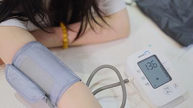 4k量血压电子血压计血压测量数字显示健康实拍视频的预览图