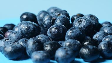 4k晶莹剔透新鲜的蓝莓摆拍夏季水果广告镜头实拍视频的预览图