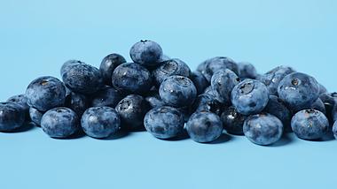 4k蓝莓摆拍夏季新鲜水果生鲜实拍视频的预览图