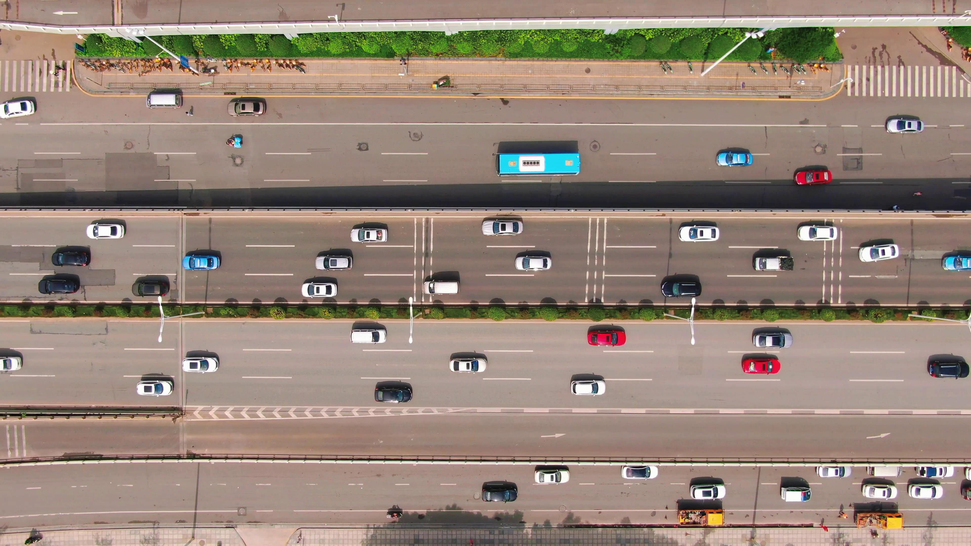4K俯拍城市拥堵的交通车水马龙城市车流交通视频的预览图