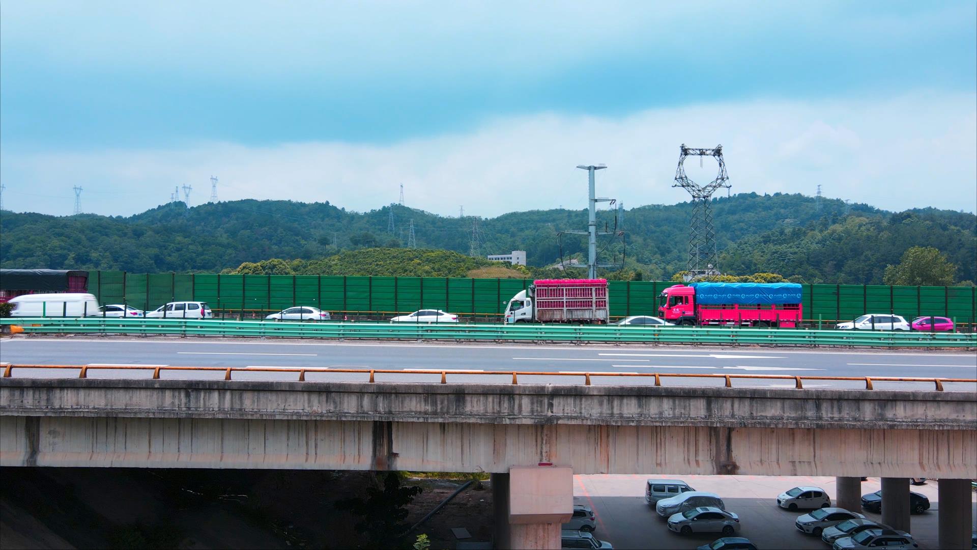 4K航拍高速公路上的卡车实拍视频的预览图