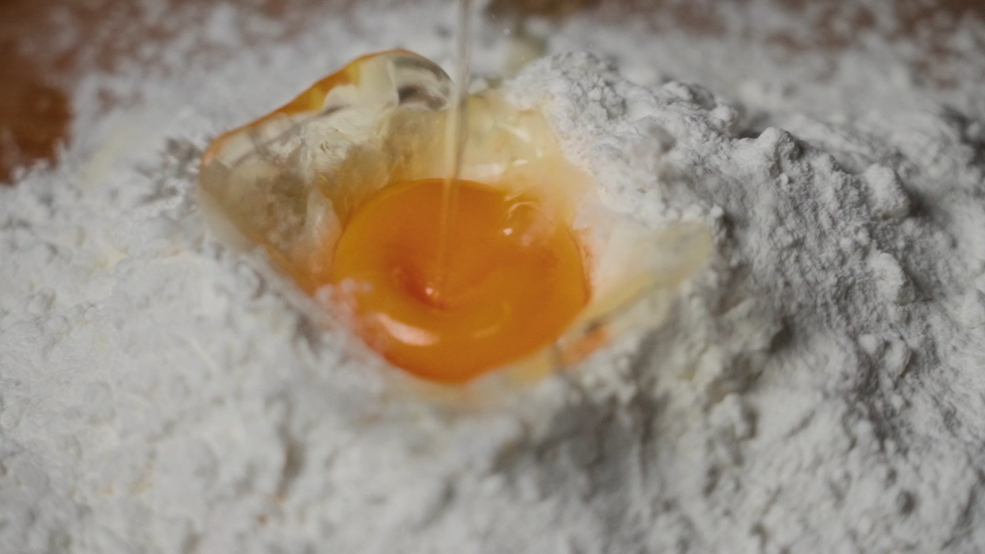 1080p鸡蛋倒入面粉慢动作实拍视频的预览图
