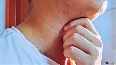 4K升格拍摄男人感冒咳嗽喉咙痒嗓子疼视频的预览图