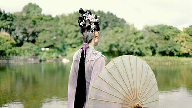4k拿着油纸伞的在湖边思考的古风汉服女孩古风古装美女背影视频的预览图