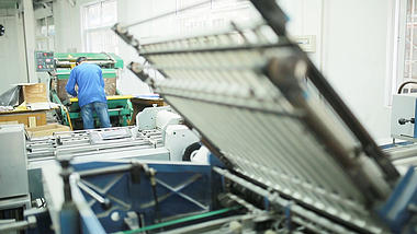 4K实拍印刷工厂生产车间工人工作自动化视频的预览图