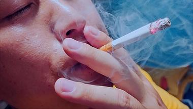 4K升格拍摄男人家里点烟抽烟吸烟视频的预览图