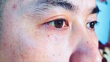 4K拍摄男人伤心难过哭泣眼睛流泪特写视频的预览图