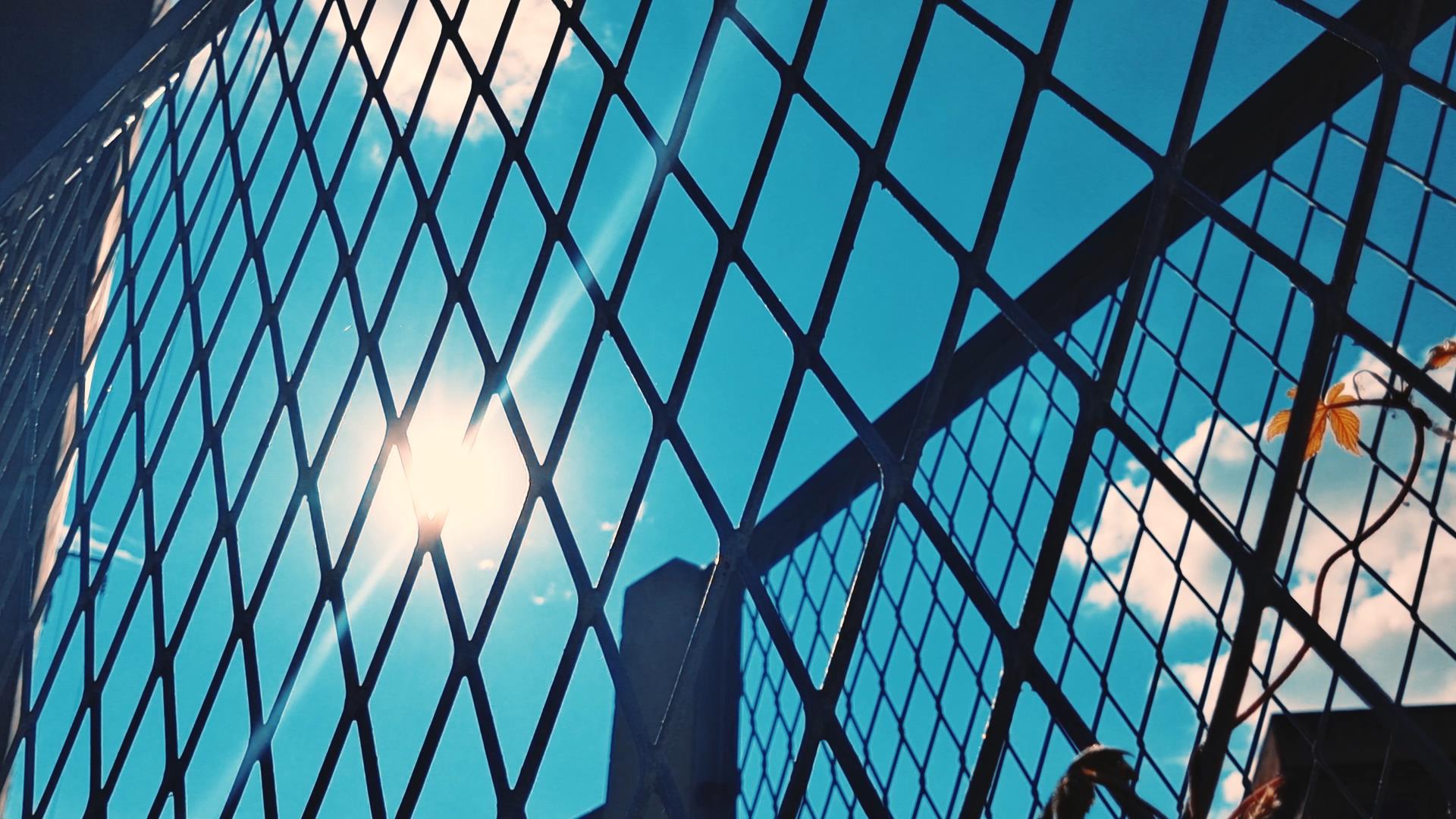 4K拍摄晴朗阳光天空下的铁丝网意境视频的预览图