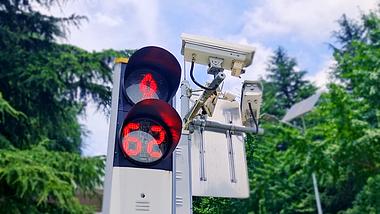 4K拍摄城市交通信号灯人行道红灯视频的预览图