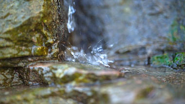 4K实拍山间溪流水滴滴落高清升格意境空境水滴滴水自然风景视频的预览图