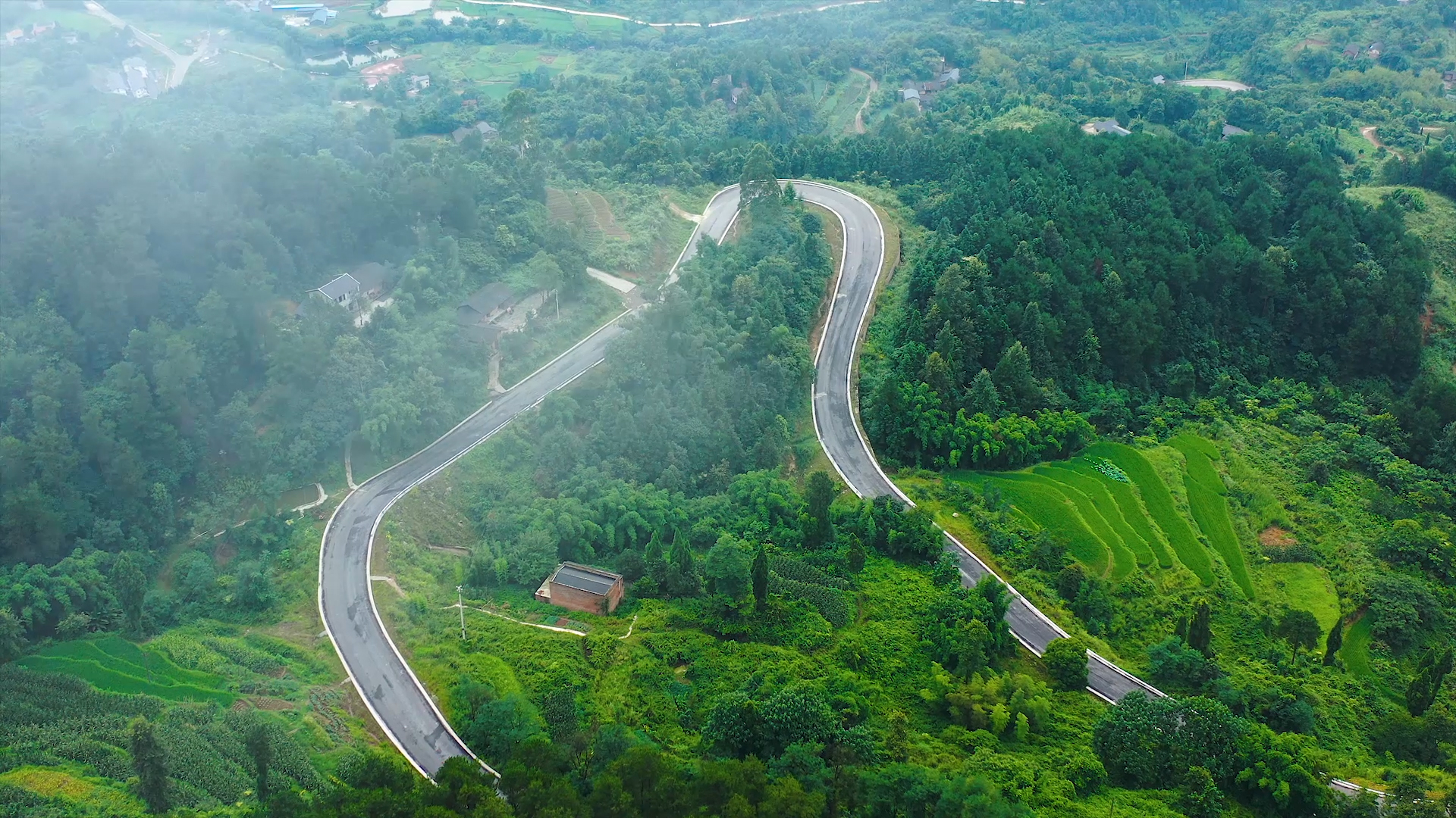 4K航拍行驶在乡间山间公路上的汽车自然风景大山高山祖国山河大好河山视频的预览图