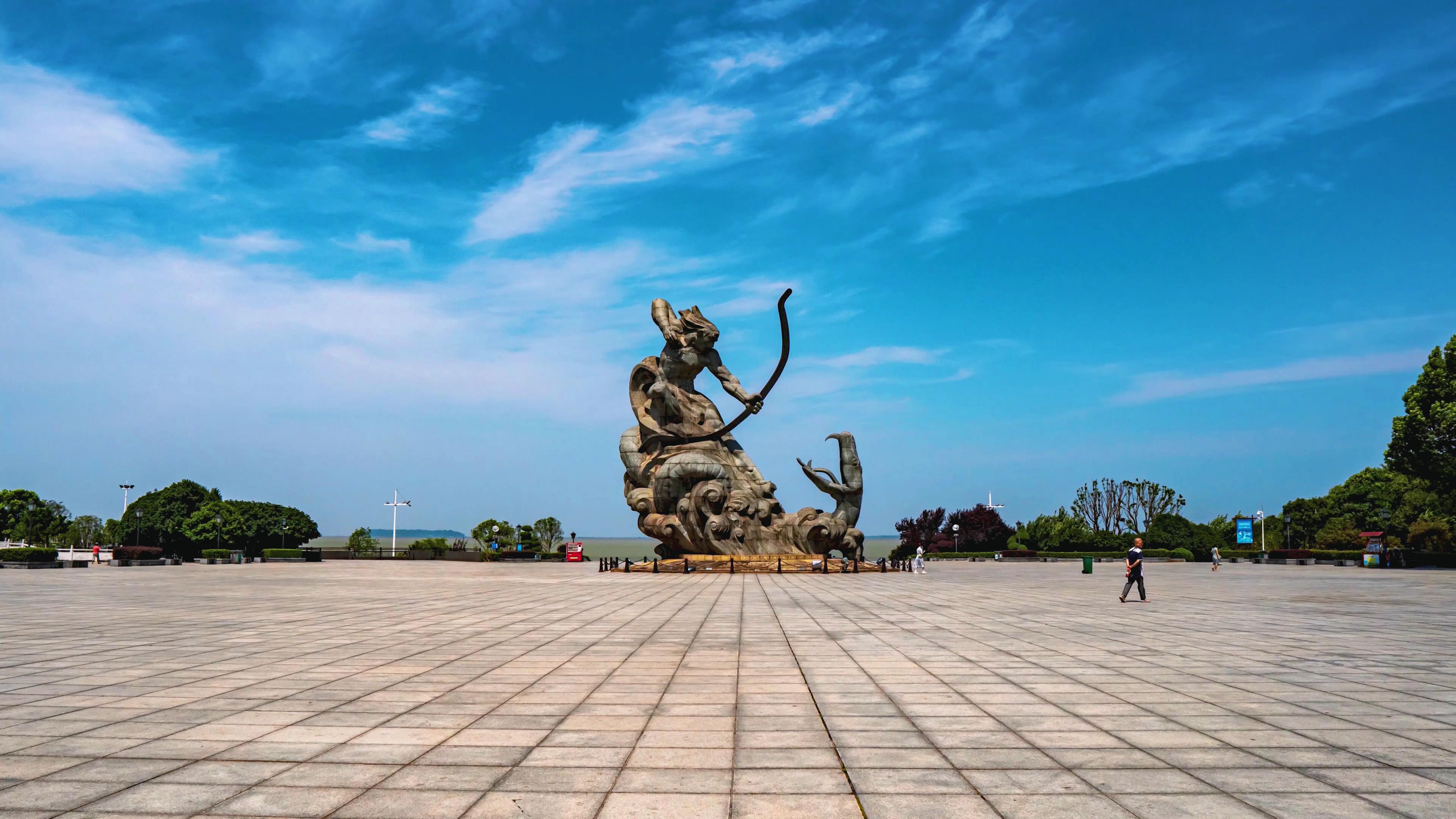 4k湖南岳阳楼景区巴陵广场后羿斩巴蛇雕像延时视频的预览图