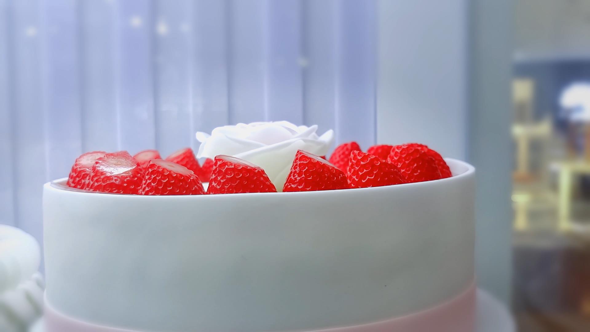 4K拍摄蛋糕店蛋糕点心甜品台实拍视频的预览图