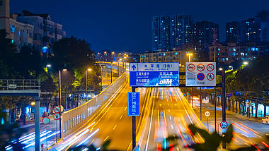 4k广州城市天桥车流光轨夜景实拍延时视频的预览图