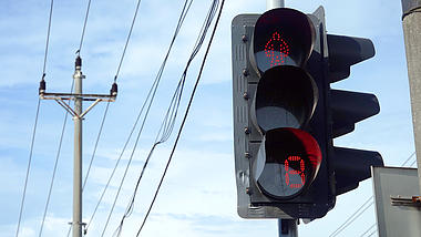 4k实拍夏季交通红灯绿灯红灯交通路口视频的预览图
