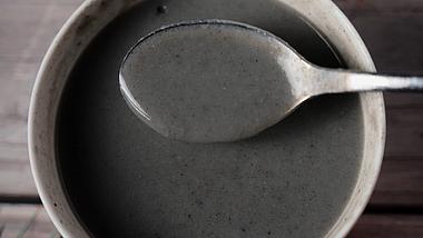 4k勺子搅拌黑芝麻糊展示美食产品实拍视频的预览图