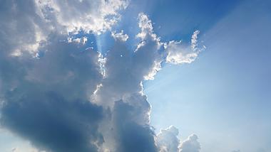 8K实拍天空云彩丁达尔光线蓝天白云天空延时摄影拍摄视频的预览图