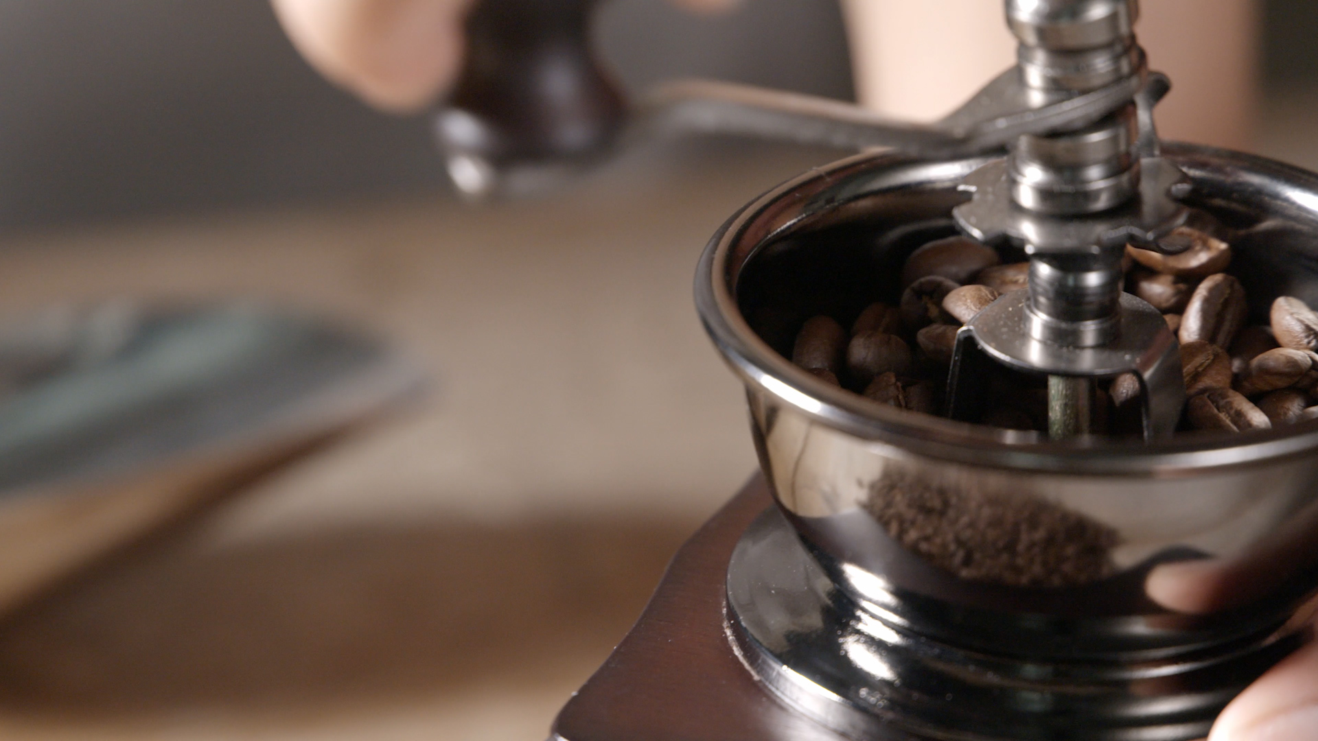 手磨咖啡豆4k实拍手摇咖啡研磨视频的预览图