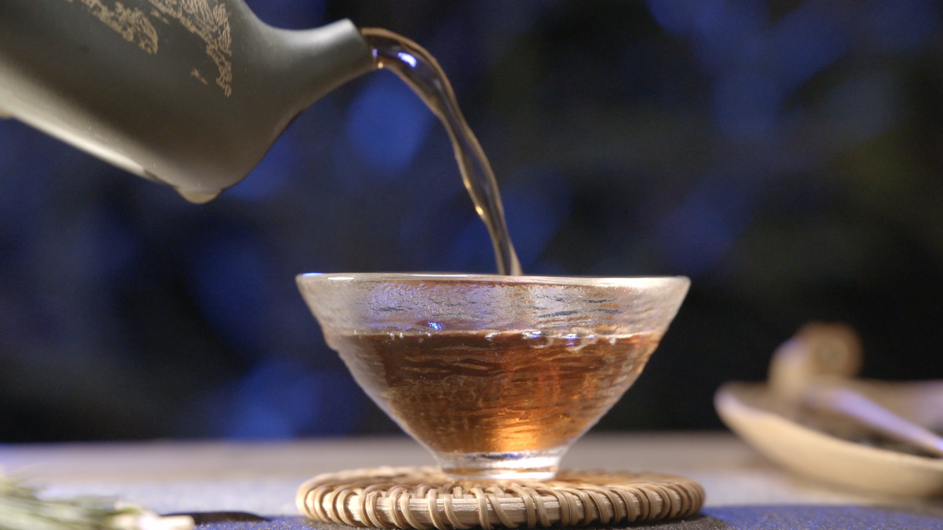 实拍泡茶茶叶倒茶4k茶艺品茶茶道视频的预览图