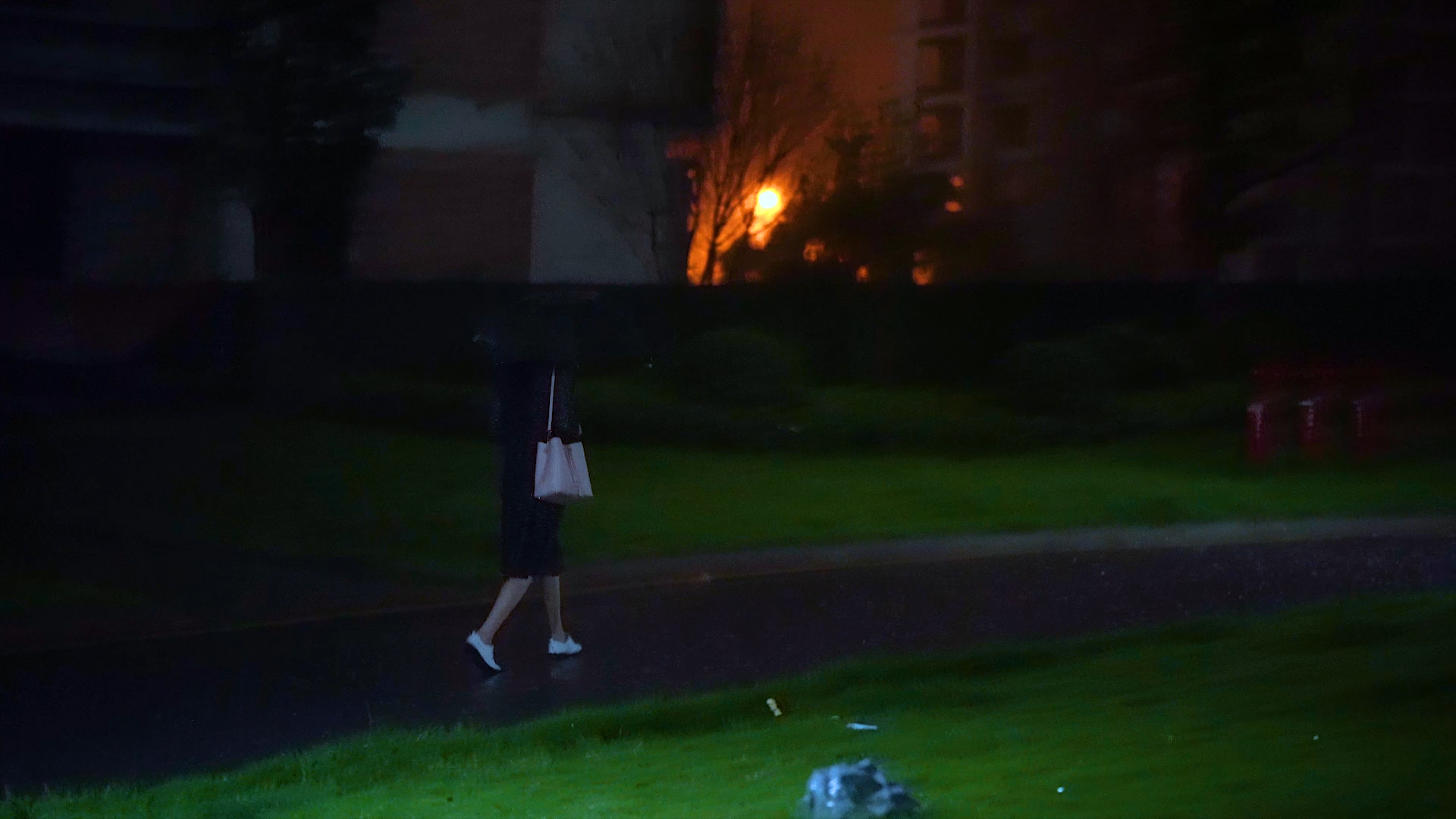 4k实拍夏季夜晚大暴雨打伞回家的女性城市夜晚下雨素材视频街道视频的预览图