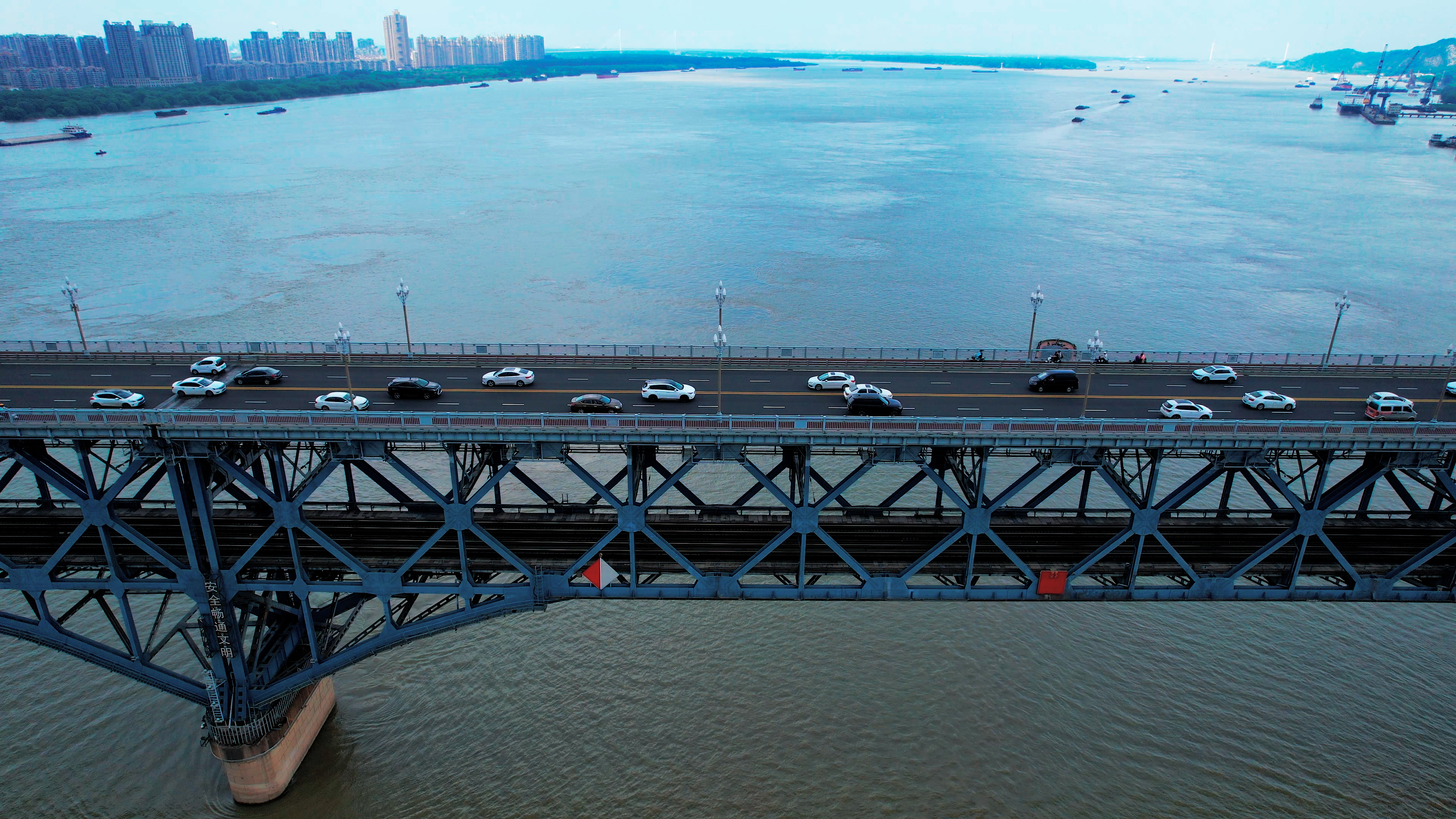 4K航拍南京长江大桥桥面车流视频的预览图