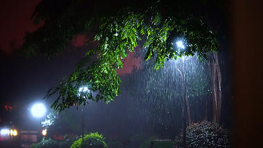 4k实拍夏季夜晚大暴雨暴雨夜景风光城市夜晚下雨素材视频街道视频的预览图