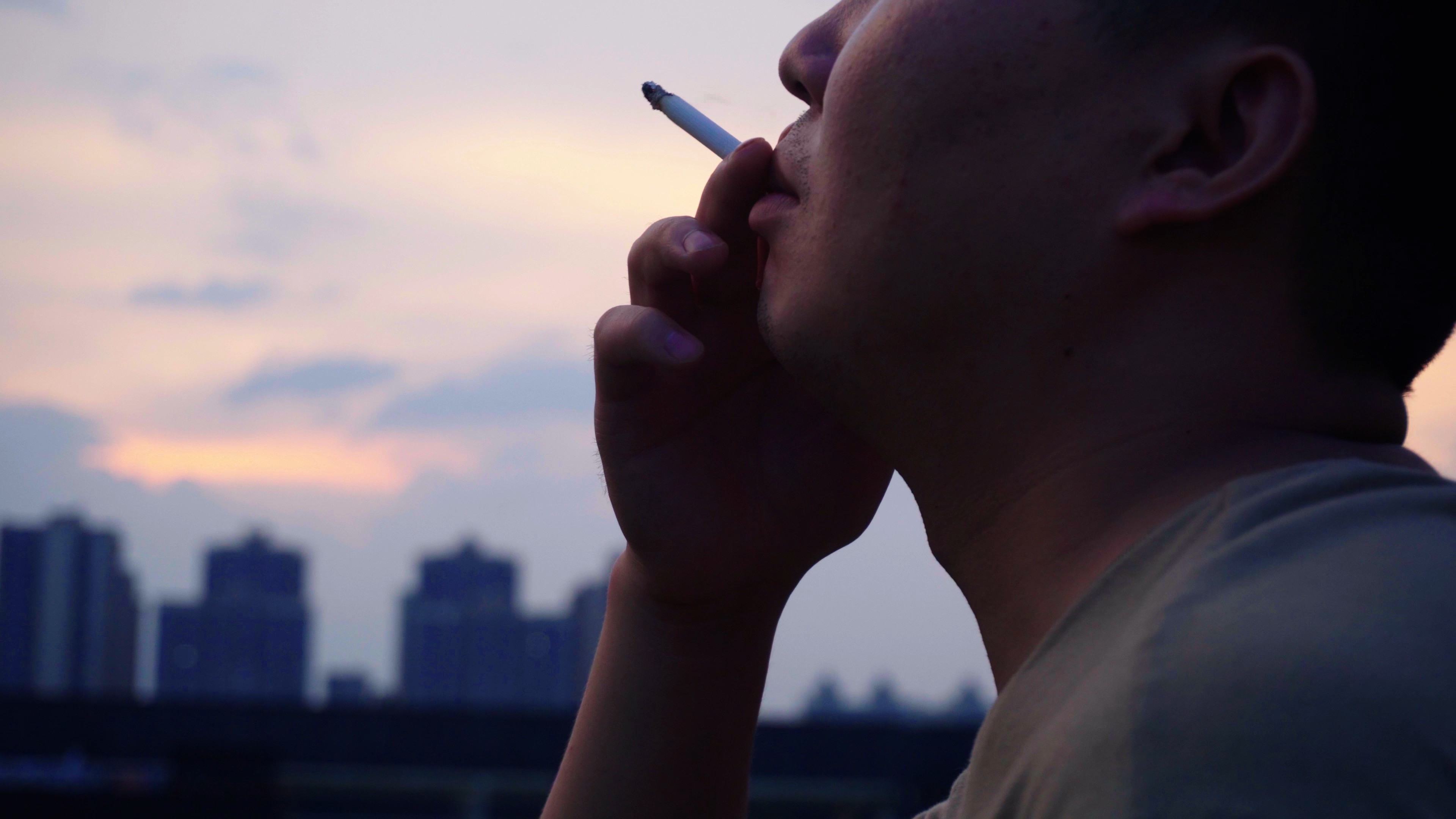 4K忧愁男性抽烟剪影意境视频素材视频的预览图