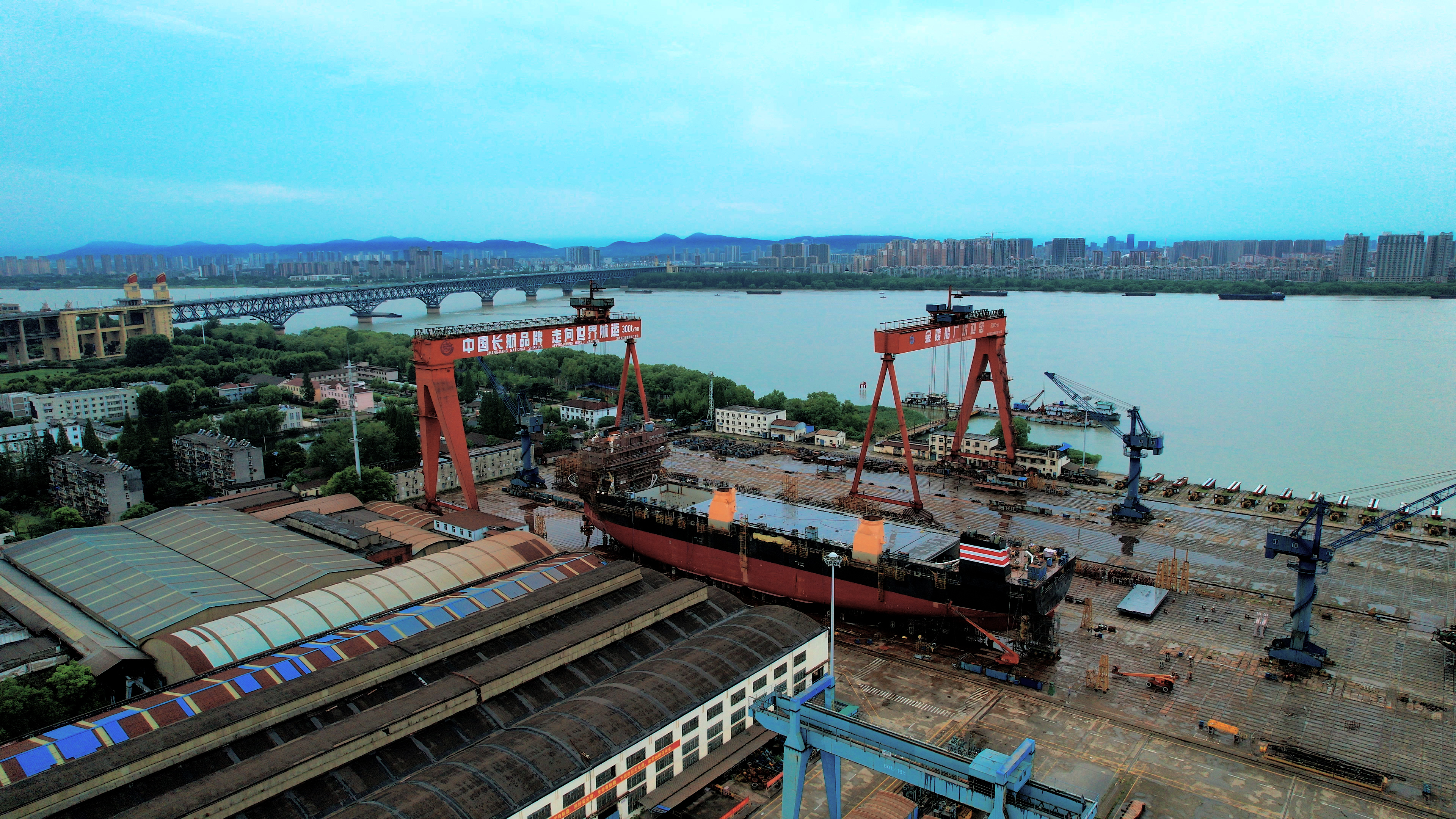 4K航拍南京长江边港口造船厂视频的预览图