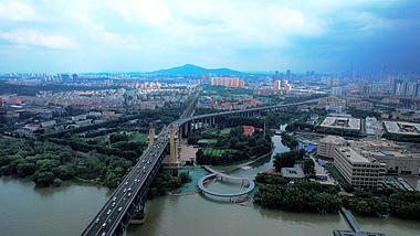 4K航拍南京长江大桥江边车流视频的预览图
