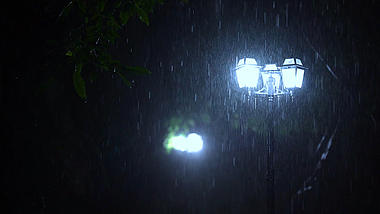 4k实拍夏季夜晚暴雨大雨夜景城市夜晚下雨素材视频街道视频的预览图