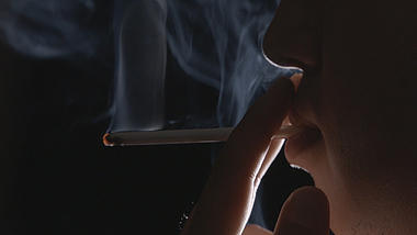 4k实拍男人抽烟点烟烟雾悲伤思考压力视频的预览图