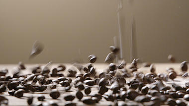 实拍升格精选咖啡豆4k手磨咖啡手工咖啡视频的预览图