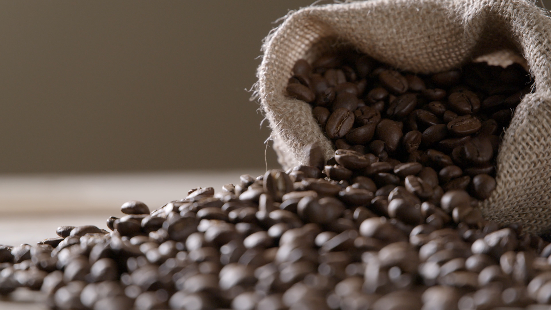 实拍咖啡豆咖啡研磨机4k手工咖啡视频的预览图