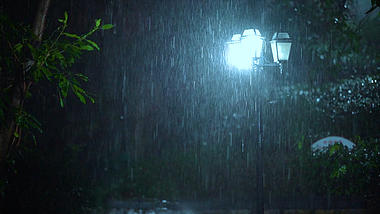 4k实拍夏季夜雨暴雨城市意境城市夜晚下雨素材视频街道视频的预览图