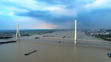 4K航拍南京地标长江第二大桥车流视频的预览图