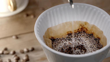 实拍手冲咖啡过程4k咖啡店咖啡厅手工咖啡视频的预览图