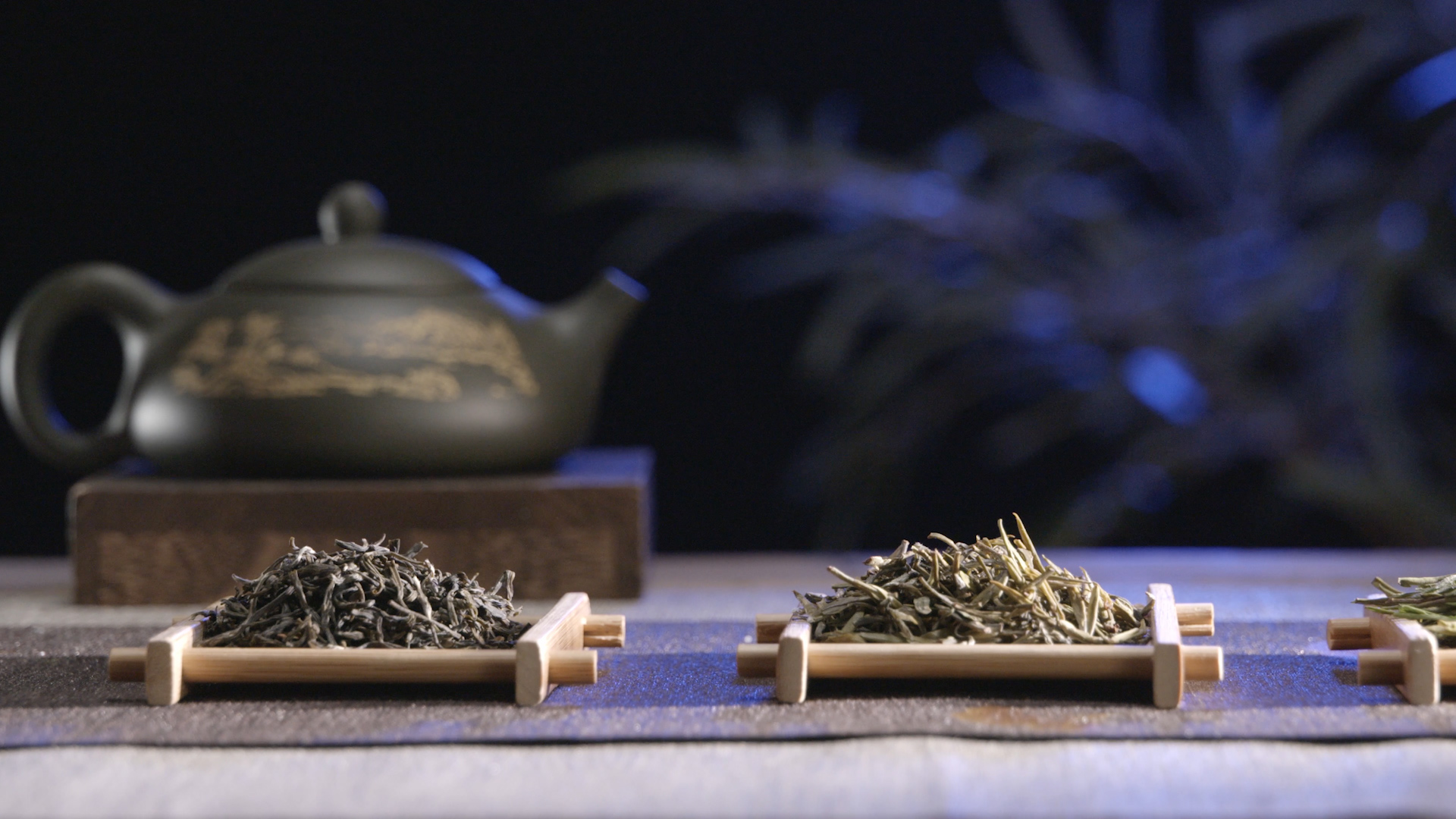 茶叶干茶茶壶展示4k茶艺品茶茶道视频的预览图