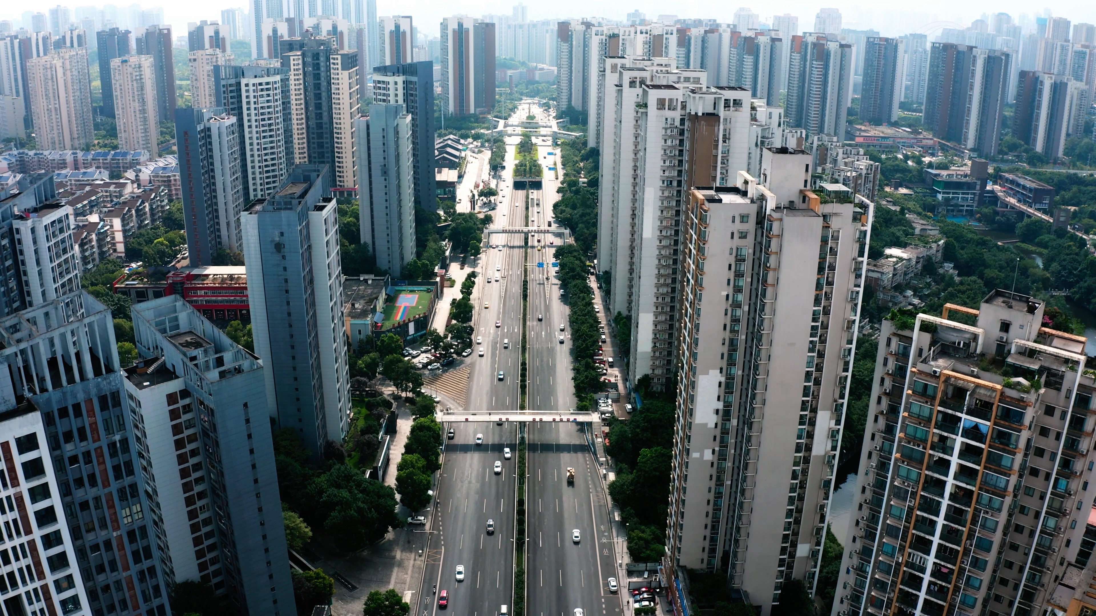 4k航拍重庆新溉大道宽阔马路交通城市车流交通建筑视频的预览图