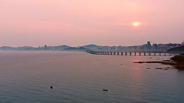 4k航拍大连海边夕阳下跨海大桥大海海边风景视频的预览图