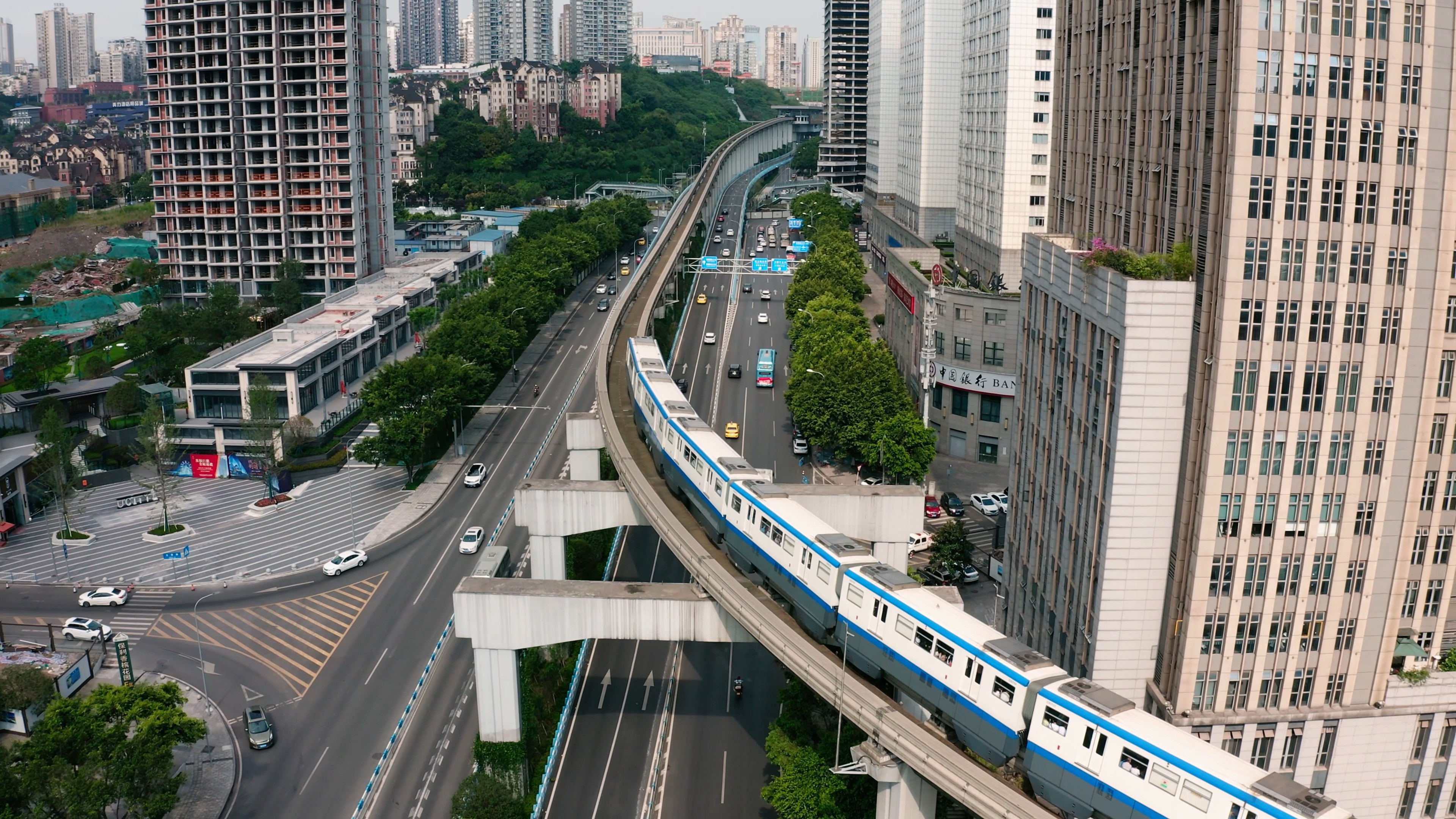 4k航拍重庆轻轨轨道交通行驶过弯城市交通车流视频的预览图