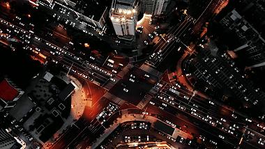 4K航拍城市夜景拥堵的交通车水马龙视频的预览图