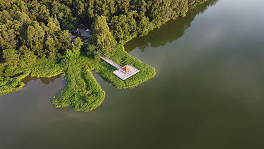 4k航拍湖中凉亭驿站风景视频视频的预览图