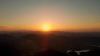 4K航拍傍晚夕阳落日下的大山山脉剪影空境视频的预览图