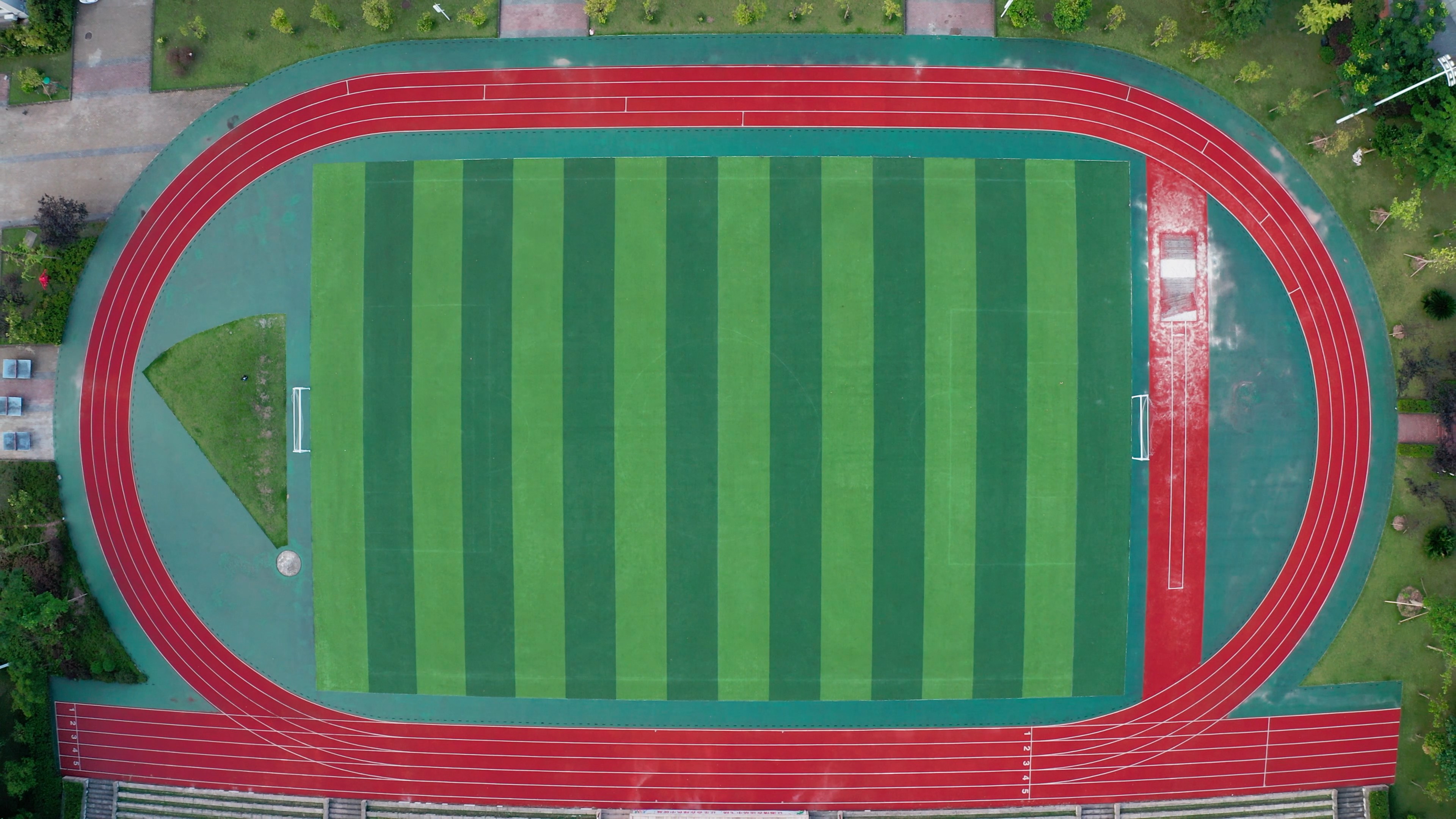 4k航拍校园田径运动场空镜体育锻炼竞技足球场视频的预览图